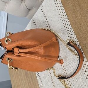 New small bucket bag with handle and crossbody strap